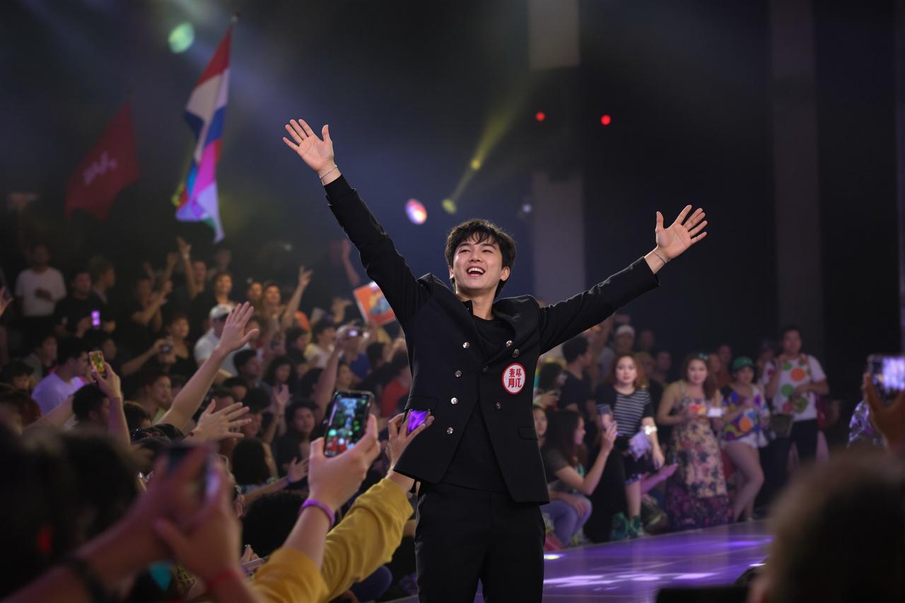 四虎影院影迷见面会圆满举行，万名粉丝热情参与